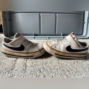 Nike Kids Sneakers in White and Black